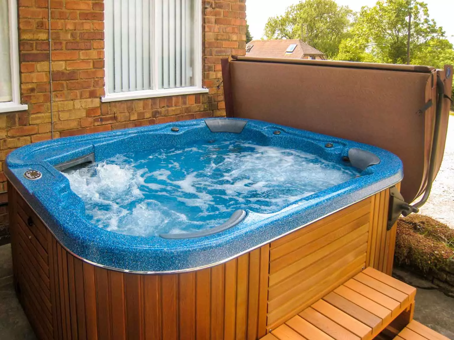 holiday lodge with hot tub in the midlands